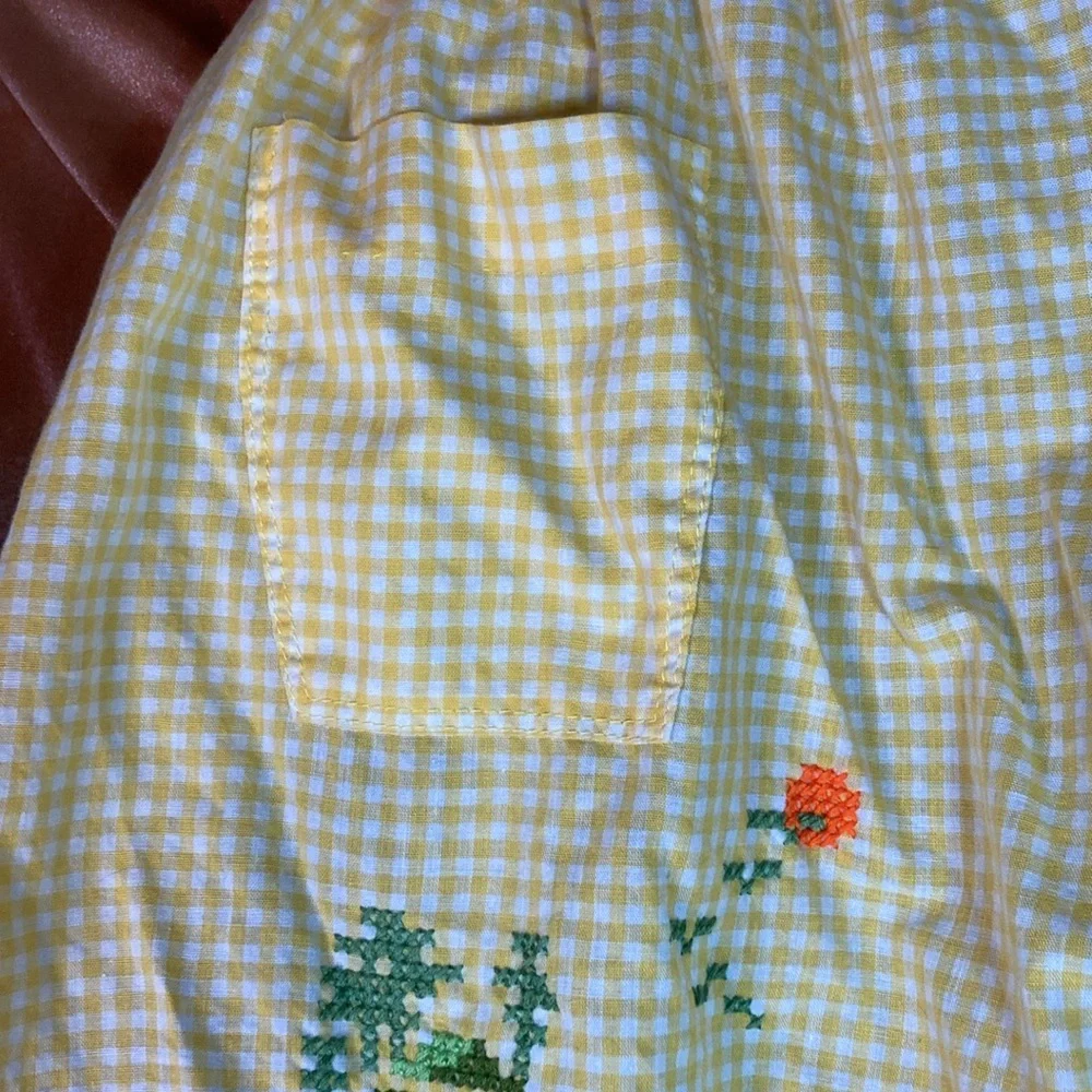 Vintage yellow gingham apron with cross stitch asian scene 19‎ x 16 plus straps